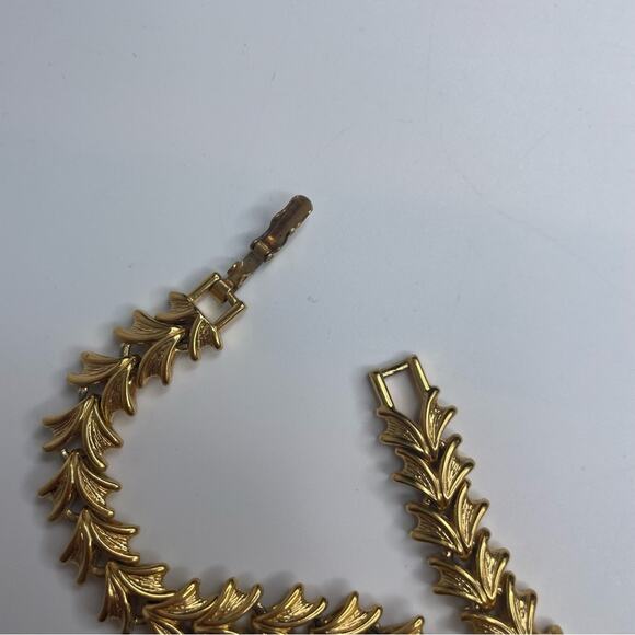 Vintage Napier Gold Tone fantasy Leaf link bracelet - Picture 5 of 7